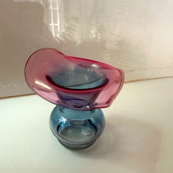 Dunbar Flint 2 Tone Ombre Ruffle Edge Handblown Glass Bud Vase Mini 3" Blue Pink - Picture 7 of 9